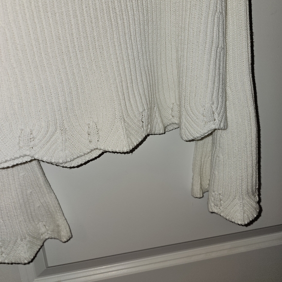 Venus, beautiful cold shoulder sweater - Picture 4 of 4